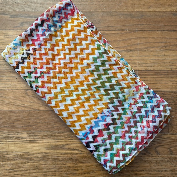 🧣Multi-colored scarf/wrap in chevron pattern. - Picture 2 of 5